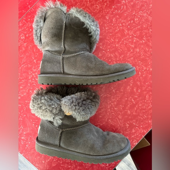 UGG size 4 - Picture 2 of 6